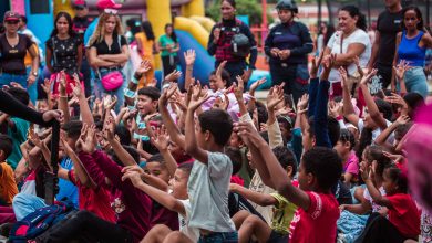 El gobernador Rafael Lacava y Nancy de Lacava compartiendo con los niños y sembrando árboles en el parque Santa Ana de Juan José Mora.