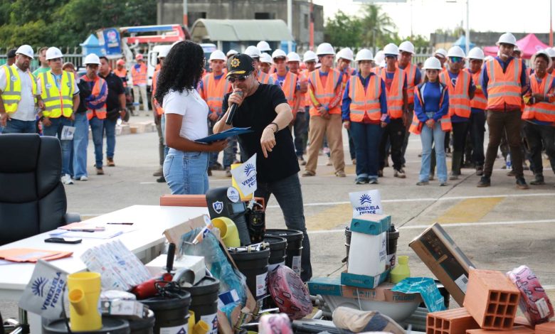 Gobernador Rafael Lacava realiza la entrega de kit de construcción en Juan José Mora Carabobo.