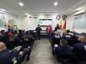 Funcionarios de la Policía Municipal de Valencia en clase del diplomado sobre derechos humanos