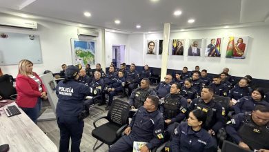Autoridades y funcionarios policiales durante la apertura de la V Cohorte del Diplomado en Derechos Humanos en Valencia
