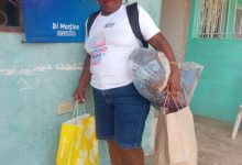 Desde las tierras productivas de Maracaibo, el movimiento campesino mostró su solidaridad para apoyar a las familias afectadas por los terremotos registrados el pasado 24 de junio. Los 44 consejos campesinos de la ciudad, junto a productores y agricultores marabinos, se organizaron con el Instituto para la Agricultura Urbana y Periurbana de Maracaibo (IPAUPMA) para impulsar un plan de recolección de donativos que entregarán en los centros de acopio habilitados por la Alcaldía Bolivariana de Maracaibo. El presidente del IPAUPMA, Lobsang Nafi, destacó la participación activa del sector campesino en esta iniciativa solidaria, que ha permitido reunir alimentos, insumos médicos, ropa y otros artículos esenciales para las familias damnificadas. “Los 44 consejos campesinos que existen en la ciudad de Maracaibo, junto a los productores, agricultores de toda la ciudad se organizaron conjuntamente con el IPAUPMA para realizar jornadas de recolección de alimentos, insumos médicos, ropa, pañales, entre otros, para ser llevados a los centros de acopio principales que estableció la municipalidad”, expresó. Nafi explicó que uno de los puntos donde se ha concentrado la recepción de los aportes ha sido la sede de Plaza para Todos, donde comunidades campesinas del oeste de Maracaibo han entregado parte de las ayudas recolectadas. “Plaza para Todos es donde se ha recibido la gran mayoría de esos aportes que han hecho en las comunidades campesinas sobre todo de la zona del oeste de Maracaibo, quienes continúan día tras día trayendo cada uno de esos aportes”, señaló. El presidente del IPAUPMA resaltó que esta acción refleja el compromiso del pueblo marabino con quienes atraviesan momentos difíciles tras los movimientos telúricos, al tiempo que aseguró que las jornadas de recolección se mantendrán. “Vamos a continuar con esas labores. Hemos venido haciendo llamados de solidaridad, lo han hecho los campesinos, también desde el instituto, ya que creemos que en estos momentos es cuando más se requiere que el pueblo de Venezuela mantenga la unidad, en función de ayudar a esos hermanos que hoy pasan por una grave situación por lo acontecido el 24 de junio”, afirmó. Con esta iniciativa, el movimiento campesino de Maracaibo reafirma su compromiso de acompañar a las comunidades afectadas, sumándose al esfuerzo colectivo para garantizar que la ayuda llegue a quienes más la necesitan Desde las tierras productivas de Maracaibo, el movimiento campesino mostró su solidaridad para apoyar a las familias afectadas por los terremotos registrados el pasado 24 de junio. Los 44 consejos campesinos de la ciudad, junto a productores y agricultores marabinos, se organizaron con el Instituto para la Agricultura Urbana y Periurbana de Maracaibo (IPAUPMA) para impulsar un plan de recolección de donativos que entregarán en los centros de acopio habilitados por la Alcaldía Bolivariana de Maracaibo. El presidente del IPAUPMA, Lobsang Nafi, destacó la participación activa del sector campesino en esta iniciativa solidaria, que ha permitido reunir alimentos, insumos médicos, ropa y otros artículos esenciales para las familias damnificadas. “Los 44 consejos campesinos que existen en la ciudad de Maracaibo, junto a los productores, agricultores de toda la ciudad se organizaron conjuntamente con el IPAUPMA para realizar jornadas de recolección de alimentos, insumos médicos, ropa, pañales, entre otros, para ser llevados a los centros de acopio principales que estableció la municipalidad”, expresó. Nafi explicó que uno de los puntos donde se ha concentrado la recepción de los aportes ha sido la sede de Plaza para Todos, donde comunidades campesinas del oeste de Maracaibo han entregado parte de las ayudas recolectadas. “Plaza para Todos es donde se ha recibido la gran mayoría de esos aportes que han hecho en las comunidades campesinas sobre todo de la zona del oeste de Maracaibo, quienes continúan día tras día trayendo cada uno de esos aportes”, señaló. El presidente del IPAUPMA resaltó que esta acción refleja el compromiso del pueblo marabino con quienes atraviesan momentos difíciles tras los movimientos telúricos, al tiempo que aseguró que las jornadas de recolección se mantendrán. “Vamos a continuar con esas labores. Hemos venido haciendo llamados de solidaridad, lo han hecho los campesinos, también desde el instituto, ya que creemos que en estos momentos es cuando más se requiere que el pueblo de Venezuela mantenga la unidad, en función de ayudar a esos hermanos que hoy pasan por una grave situación por lo acontecido el 24 de junio”, afirmó. Con esta iniciativa, el movimiento campesino de Maracaibo reafirma su compromiso de acompañar a las comunidades afectadas, sumándose al esfuerzo colectivo para garantizar que la ayuda llegue a quienes más la necesitan Consejos de Campesinos de Maracaibo hacen aportes para víctimas del terremoto