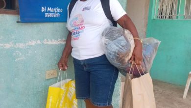 Desde las tierras productivas de Maracaibo, el movimiento campesino mostró su solidaridad para apoyar a las familias afectadas por los terremotos registrados el pasado 24 de junio. Los 44 consejos campesinos de la ciudad, junto a productores y agricultores marabinos, se organizaron con el Instituto para la Agricultura Urbana y Periurbana de Maracaibo (IPAUPMA) para impulsar un plan de recolección de donativos que entregarán en los centros de acopio habilitados por la Alcaldía Bolivariana de Maracaibo. El presidente del IPAUPMA, Lobsang Nafi, destacó la participación activa del sector campesino en esta iniciativa solidaria, que ha permitido reunir alimentos, insumos médicos, ropa y otros artículos esenciales para las familias damnificadas. “Los 44 consejos campesinos que existen en la ciudad de Maracaibo, junto a los productores, agricultores de toda la ciudad se organizaron conjuntamente con el IPAUPMA para realizar jornadas de recolección de alimentos, insumos médicos, ropa, pañales, entre otros, para ser llevados a los centros de acopio principales que estableció la municipalidad”, expresó. Nafi explicó que uno de los puntos donde se ha concentrado la recepción de los aportes ha sido la sede de Plaza para Todos, donde comunidades campesinas del oeste de Maracaibo han entregado parte de las ayudas recolectadas. “Plaza para Todos es donde se ha recibido la gran mayoría de esos aportes que han hecho en las comunidades campesinas sobre todo de la zona del oeste de Maracaibo, quienes continúan día tras día trayendo cada uno de esos aportes”, señaló. El presidente del IPAUPMA resaltó que esta acción refleja el compromiso del pueblo marabino con quienes atraviesan momentos difíciles tras los movimientos telúricos, al tiempo que aseguró que las jornadas de recolección se mantendrán. “Vamos a continuar con esas labores. Hemos venido haciendo llamados de solidaridad, lo han hecho los campesinos, también desde el instituto, ya que creemos que en estos momentos es cuando más se requiere que el pueblo de Venezuela mantenga la unidad, en función de ayudar a esos hermanos que hoy pasan por una grave situación por lo acontecido el 24 de junio”, afirmó. Con esta iniciativa, el movimiento campesino de Maracaibo reafirma su compromiso de acompañar a las comunidades afectadas, sumándose al esfuerzo colectivo para garantizar que la ayuda llegue a quienes más la necesitan Desde las tierras productivas de Maracaibo, el movimiento campesino mostró su solidaridad para apoyar a las familias afectadas por los terremotos registrados el pasado 24 de junio. Los 44 consejos campesinos de la ciudad, junto a productores y agricultores marabinos, se organizaron con el Instituto para la Agricultura Urbana y Periurbana de Maracaibo (IPAUPMA) para impulsar un plan de recolección de donativos que entregarán en los centros de acopio habilitados por la Alcaldía Bolivariana de Maracaibo. El presidente del IPAUPMA, Lobsang Nafi, destacó la participación activa del sector campesino en esta iniciativa solidaria, que ha permitido reunir alimentos, insumos médicos, ropa y otros artículos esenciales para las familias damnificadas. “Los 44 consejos campesinos que existen en la ciudad de Maracaibo, junto a los productores, agricultores de toda la ciudad se organizaron conjuntamente con el IPAUPMA para realizar jornadas de recolección de alimentos, insumos médicos, ropa, pañales, entre otros, para ser llevados a los centros de acopio principales que estableció la municipalidad”, expresó. Nafi explicó que uno de los puntos donde se ha concentrado la recepción de los aportes ha sido la sede de Plaza para Todos, donde comunidades campesinas del oeste de Maracaibo han entregado parte de las ayudas recolectadas. “Plaza para Todos es donde se ha recibido la gran mayoría de esos aportes que han hecho en las comunidades campesinas sobre todo de la zona del oeste de Maracaibo, quienes continúan día tras día trayendo cada uno de esos aportes”, señaló. El presidente del IPAUPMA resaltó que esta acción refleja el compromiso del pueblo marabino con quienes atraviesan momentos difíciles tras los movimientos telúricos, al tiempo que aseguró que las jornadas de recolección se mantendrán. “Vamos a continuar con esas labores. Hemos venido haciendo llamados de solidaridad, lo han hecho los campesinos, también desde el instituto, ya que creemos que en estos momentos es cuando más se requiere que el pueblo de Venezuela mantenga la unidad, en función de ayudar a esos hermanos que hoy pasan por una grave situación por lo acontecido el 24 de junio”, afirmó. Con esta iniciativa, el movimiento campesino de Maracaibo reafirma su compromiso de acompañar a las comunidades afectadas, sumándose al esfuerzo colectivo para garantizar que la ayuda llegue a quienes más la necesitan Consejos de Campesinos de Maracaibo hacen aportes para víctimas del terremoto