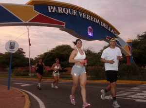 Atletas "running" se preparan en la Ciclovía para la media maratón Ciudad de Maracaibo