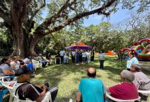 lcaldesa Elizabeth Niño en el Jardín Botánico de Naguanagua durante la jornada de atención del programa "Siempre Juntos" para afectados por el sismo de La Guaira.