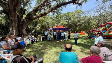 lcaldesa Elizabeth Niño en el Jardín Botánico de Naguanagua durante la jornada de atención del programa "Siempre Juntos" para afectados por el sismo de La Guaira.