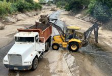 Trabajadores de Servinagua removiendo desechos sólidos y maleza en cauce de río