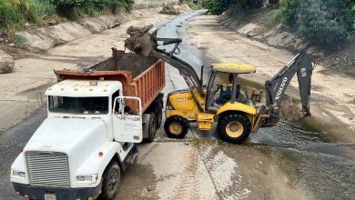Trabajadores de Servinagua removiendo desechos sólidos y maleza en cauce de río