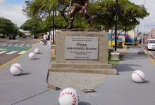 Alcaldía de Maracaibo develó la primera estatua en Venezuela en honor a Luis Aparicio