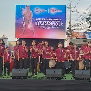 Alcaldía de Maracaibo develó la primera estatua en Venezuela en honor a Luis Aparicio