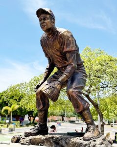 Alcaldía de Maracaibo inmortaliza a Luis Aparicio Montiel con estatua en su honor