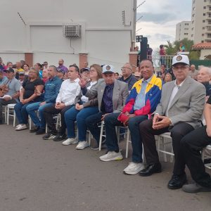 Alcaldía de Maracaibo develó la primera estatua en Venezuela en honor a Luis Aparicio