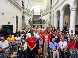 Gobernación realiza entrega de ayudas humanas a habitantes del Zulia