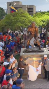 Alcaldía de Maracaibo develó la primera estatua en Venezuela en honor a Luis Aparicio