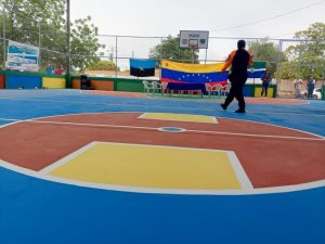 Gobierno Bolivariano rehabilita cancha deportiva en el municipio Miranda del estado Zulia