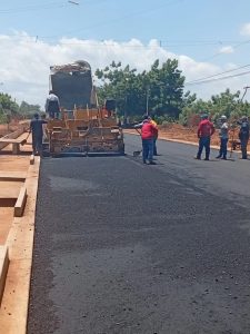 Avanzan trabajos de asfaltado y drenaje en la vía Curva de Molina-La Concepción en Maracaibo