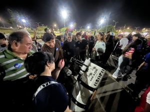 Marabinos disfrutaron del eclipse parcial de luna desde el Parque Monumental Ana María Campos