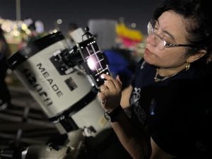 Marabinos disfrutaron del eclipse parcial de luna desde el Parque Monumental Ana María Campos