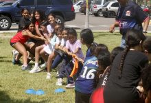 Desde el próximo martes 8 de septiembre, se realizará una de las mayores actividades deportivas municipales en toda la ciudad de Maracaibo. El plan, llamado como “Tomas Deportivas de la Ciudad”, es impulsado por la Alcaldía de Maracaibo a través del Instituto Municipal del Deporte y la Recreación (IMDEPREC), y cubrirá las cuatro zonas de acción en las que se divide deportivamente la capital zuliana. La programación combinará la acción competitiva en todas las disciplinas que desarrolla la municipalidad con actividades recreativas y juegos tradicionales. Los intercambios iniciarán el 8 de septiembre y culminarán el domingo 13 con la "Gran Rodada", evento cumbre de la semana de la ciudad que cerrará con broche de oro la agenda mediante un recorrido en bicicleta, patinetas, patines y running por los lugares más emblemáticos de Maracaibo. Compromiso con el semillero local Estas actividades forman parte de un esfuerzo continuo del alcalde Giancarlo Di Martino por consolidar la masificación deportiva. A través de programas insignias del IMDEPREC, las canchas de usos múltiples y los grandes complejos parroquiales se han transformado en espacios idóneos para el esparcimiento seguro de las comunidades. Así Maracaibo se convierte en el escenario perfecto para visibilizar el semillero atlético que se forma día a día en las barriadas marabinas. Al respecto, las autoridades locales destacaron la importancia de estas políticas de inclusión ciudadana. "Nuevamente el personal del IMDEPREC pondrá a prueba su capacidad de organización y solvencia en la coordinación de los eventos deportivos para que nuestros niños y jóvenes, que se inician y desarrollan en las escuelas municipales, sigan cumpliendo con su preparación a la vez que conmemoran otro aniversario de la ciudad con recreación, cumpliendo con los objetivos de las políticas deportivas de la Alcaldía de Maracaibo", expresó Daniela Jiménez, presidenta del IMDEPREC. Cronograma por parroquias El cronograma de acciones comenzará formalmente con la Toma de la Zona II, cuyo epicentro será la cancha Rafael "Torpedo" Morán de Santa Rosa, en la parroquia Coquivacoa. Las actividades en este espacio, recuperado por la gestión del alcalde Giancarlo Di Martino, se extenderán desde las 4:00 p.m. hasta las 7:00 p.m. El miércoles 9 corresponderá el turno a la Zona uno (I) con la toma de la cancha Virgen del Carmen, ubicada en la parroquia Idelfonso Vásquez, manteniendo los intercambios en el mismo horario vespertino. La Zona cuatro (IV) tendrá su centro de acción deportiva y recreativa el jueves 10 en la cancha Luis Emiro Fuenmayor (El Vivero), en el sector Padre de la Patria de la parroquia Cecilio Acosta. El viernes 11, la Zona tres (III) será tomada en la cancha Cumbres de Maracaibo, perteneciente a la parroquia Raúl Leoni, en idéntico horario. Carlos Mendoza, un joven atleta de 15 años perteneciente a la escuela de iniciación de fútbol sala comunal de la parroquia Raúl Leoni, manifestó su entusiasmo por participar en las jornadas: "Para nosotros es una gran motivación jugar en canchas recuperadas y representar a nuestra parroquia. Llevamos semanas entrenando duro para dar el mejor espectáculo y demostrar el talento que hay en Maracaibo". Cierre monumental sobre ruedas Finalmente, el domingo 13 de septiembre se llevará a cabo el cierre monumental con la "Gran Rodada". Este evento unirá a las familias y atletas marabinos en un recorrido sobre ruedas y running por los sectores más pintorescos de la localidad. La ruta tendrá su punto de partida a las 5:00 p.m. en la plaza Indio Mara y culminará con una gran concentración en los espacios de Vereda del Lago, frente a la sede del Tranvía. Con esta iniciativa, la Alcaldía de Maracaibo y el IMDEPREC reafirman su compromiso de promover la salud, la convivencia familiar y el desarrollo deportivo integral, regalándole a la ciudad una semana llena de vida, movimiento y sano esparcimiento en cada una de sus parroquias.