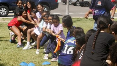 Desde el próximo martes 8 de septiembre, se realizará una de las mayores actividades deportivas municipales en toda la ciudad de Maracaibo. El plan, llamado como “Tomas Deportivas de la Ciudad”, es impulsado por la Alcaldía de Maracaibo a través del Instituto Municipal del Deporte y la Recreación (IMDEPREC), y cubrirá las cuatro zonas de acción en las que se divide deportivamente la capital zuliana. La programación combinará la acción competitiva en todas las disciplinas que desarrolla la municipalidad con actividades recreativas y juegos tradicionales. Los intercambios iniciarán el 8 de septiembre y culminarán el domingo 13 con la "Gran Rodada", evento cumbre de la semana de la ciudad que cerrará con broche de oro la agenda mediante un recorrido en bicicleta, patinetas, patines y running por los lugares más emblemáticos de Maracaibo. Compromiso con el semillero local Estas actividades forman parte de un esfuerzo continuo del alcalde Giancarlo Di Martino por consolidar la masificación deportiva. A través de programas insignias del IMDEPREC, las canchas de usos múltiples y los grandes complejos parroquiales se han transformado en espacios idóneos para el esparcimiento seguro de las comunidades. Así Maracaibo se convierte en el escenario perfecto para visibilizar el semillero atlético que se forma día a día en las barriadas marabinas. Al respecto, las autoridades locales destacaron la importancia de estas políticas de inclusión ciudadana. "Nuevamente el personal del IMDEPREC pondrá a prueba su capacidad de organización y solvencia en la coordinación de los eventos deportivos para que nuestros niños y jóvenes, que se inician y desarrollan en las escuelas municipales, sigan cumpliendo con su preparación a la vez que conmemoran otro aniversario de la ciudad con recreación, cumpliendo con los objetivos de las políticas deportivas de la Alcaldía de Maracaibo", expresó Daniela Jiménez, presidenta del IMDEPREC. Cronograma por parroquias El cronograma de acciones comenzará formalmente con la Toma de la Zona II, cuyo epicentro será la cancha Rafael "Torpedo" Morán de Santa Rosa, en la parroquia Coquivacoa. Las actividades en este espacio, recuperado por la gestión del alcalde Giancarlo Di Martino, se extenderán desde las 4:00 p.m. hasta las 7:00 p.m. El miércoles 9 corresponderá el turno a la Zona uno (I) con la toma de la cancha Virgen del Carmen, ubicada en la parroquia Idelfonso Vásquez, manteniendo los intercambios en el mismo horario vespertino. La Zona cuatro (IV) tendrá su centro de acción deportiva y recreativa el jueves 10 en la cancha Luis Emiro Fuenmayor (El Vivero), en el sector Padre de la Patria de la parroquia Cecilio Acosta. El viernes 11, la Zona tres (III) será tomada en la cancha Cumbres de Maracaibo, perteneciente a la parroquia Raúl Leoni, en idéntico horario. Carlos Mendoza, un joven atleta de 15 años perteneciente a la escuela de iniciación de fútbol sala comunal de la parroquia Raúl Leoni, manifestó su entusiasmo por participar en las jornadas: "Para nosotros es una gran motivación jugar en canchas recuperadas y representar a nuestra parroquia. Llevamos semanas entrenando duro para dar el mejor espectáculo y demostrar el talento que hay en Maracaibo". Cierre monumental sobre ruedas Finalmente, el domingo 13 de septiembre se llevará a cabo el cierre monumental con la "Gran Rodada". Este evento unirá a las familias y atletas marabinos en un recorrido sobre ruedas y running por los sectores más pintorescos de la localidad. La ruta tendrá su punto de partida a las 5:00 p.m. en la plaza Indio Mara y culminará con una gran concentración en los espacios de Vereda del Lago, frente a la sede del Tranvía. Con esta iniciativa, la Alcaldía de Maracaibo y el IMDEPREC reafirman su compromiso de promover la salud, la convivencia familiar y el desarrollo deportivo integral, regalándole a la ciudad una semana llena de vida, movimiento y sano esparcimiento en cada una de sus parroquias.