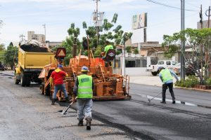 Alcaldía de Maracaibo ejecuta planes de asfaltado en sectores en completo deterioro
