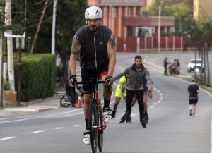 Desde el próximo martes 8 de septiembre, se realizará una de las mayores actividades deportivas municipales en toda la ciudad de Maracaibo. El plan, llamado como “Tomas Deportivas de la Ciudad”, es impulsado por la Alcaldía de Maracaibo a través del Instituto Municipal del Deporte y la Recreación (IMDEPREC), y cubrirá las cuatro zonas de acción en las que se divide deportivamente la capital zuliana. La programación combinará la acción competitiva en todas las disciplinas que desarrolla la municipalidad con actividades recreativas y juegos tradicionales. Los intercambios iniciarán el 8 de septiembre y culminarán el domingo 13 con la "Gran Rodada", evento cumbre de la semana de la ciudad que cerrará con broche de oro la agenda mediante un recorrido en bicicleta, patinetas, patines y running por los lugares más emblemáticos de Maracaibo. Compromiso con el semillero local Estas actividades forman parte de un esfuerzo continuo del alcalde Giancarlo Di Martino por consolidar la masificación deportiva. A través de programas insignias del IMDEPREC, las canchas de usos múltiples y los grandes complejos parroquiales se han transformado en espacios idóneos para el esparcimiento seguro de las comunidades. Así Maracaibo se convierte en el escenario perfecto para visibilizar el semillero atlético que se forma día a día en las barriadas marabinas. Al respecto, las autoridades locales destacaron la importancia de estas políticas de inclusión ciudadana. "Nuevamente el personal del IMDEPREC pondrá a prueba su capacidad de organización y solvencia en la coordinación de los eventos deportivos para que nuestros niños y jóvenes, que se inician y desarrollan en las escuelas municipales, sigan cumpliendo con su preparación a la vez que conmemoran otro aniversario de la ciudad con recreación, cumpliendo con los objetivos de las políticas deportivas de la Alcaldía de Maracaibo", expresó Daniela Jiménez, presidenta del IMDEPREC. Cronograma por parroquias El cronograma de acciones comenzará formalmente con la Toma de la Zona II, cuyo epicentro será la cancha Rafael "Torpedo" Morán de Santa Rosa, en la parroquia Coquivacoa. Las actividades en este espacio, recuperado por la gestión del alcalde Giancarlo Di Martino, se extenderán desde las 4:00 p.m. hasta las 7:00 p.m. El miércoles 9 corresponderá el turno a la Zona uno (I) con la toma de la cancha Virgen del Carmen, ubicada en la parroquia Idelfonso Vásquez, manteniendo los intercambios en el mismo horario vespertino. La Zona cuatro (IV) tendrá su centro de acción deportiva y recreativa el jueves 10 en la cancha Luis Emiro Fuenmayor (El Vivero), en el sector Padre de la Patria de la parroquia Cecilio Acosta. El viernes 11, la Zona tres (III) será tomada en la cancha Cumbres de Maracaibo, perteneciente a la parroquia Raúl Leoni, en idéntico horario. Carlos Mendoza, un joven atleta de 15 años perteneciente a la escuela de iniciación de fútbol sala comunal de la parroquia Raúl Leoni, manifestó su entusiasmo por participar en las jornadas: "Para nosotros es una gran motivación jugar en canchas recuperadas y representar a nuestra parroquia. Llevamos semanas entrenando duro para dar el mejor espectáculo y demostrar el talento que hay en Maracaibo". Cierre monumental sobre ruedas Finalmente, el domingo 13 de septiembre se llevará a cabo el cierre monumental con la "Gran Rodada". Este evento unirá a las familias y atletas marabinos en un recorrido sobre ruedas y running por los sectores más pintorescos de la localidad. La ruta tendrá su punto de partida a las 5:00 p.m. en la plaza Indio Mara y culminará con una gran concentración en los espacios de Vereda del Lago, frente a la sede del Tranvía. Con esta iniciativa, la Alcaldía de Maracaibo y el IMDEPREC reafirman su compromiso de promover la salud, la convivencia familiar y el desarrollo deportivo integral, regalándole a la ciudad una semana llena de vida, movimiento y sano esparcimiento en cada una de sus parroquias. 