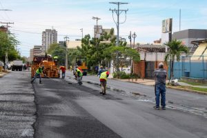 Alcaldía de Maracaibo ejecuta planes de asfaltado en sectores en completo deterioro