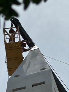 Quedó instalada nueva punta del Obelisco de la Plaza de la República de Maracaibo