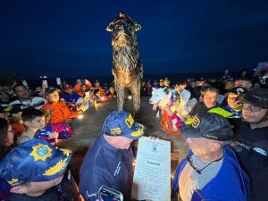 Alcalde Di Martino develó monumento en honor a Tsunami en la Vereda del Lago