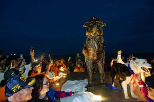 Alcalde Di Martino develó monumento en honor a Tsunami en la Vereda del Lago