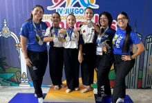 La disciplina de gimnasia rítmica acaparó los máximos honores al conquistar las primeras siete medallas de la entidad zuliana (una de oro, cuatro de plata y dos de bronce) en el gimnasio Ronald Story de Naguanagua, estado Carabobo en el inicio de los Juegos Nacionales Comunales. Judenacom 2026. En esta exitosa cosecha brillaron con luz propia las pequeñas Valery Ruza, en la categoría 7-8 años, y Fernanda Morales, en la división 9-10 años. Ambas atletas, formadas en las canteras municipales, subieron al podio para colgarse la medalla de plata por equipos, demostrando el gran nivel del semillero deportivo de Maracaibo. Fuerza marabina en el agua y la esperanza dorada Por su parte, la natación del estado Zulia destacó fuerte en el Complejo de Piscinas Bolivarianas de Barquisimeto gracias al aporte de ocho nadadores formados en las escuelas de Maracaibo. La delegación ya aseguró su presencia en tres finales y se mantiene a la expectativa de las próximas jornadas eliminatorias. En paralelo, la delegación de Adulto Mayor, integrada por 16 representantes marabinos, desbordó vitalidad y constancia en el gimnasio Gastón Portillo del IND en Caracas, completando una presentación impecable. Estrategia municipal y acción en tableros Este sólido despliegue de las delegaciones municipales es el resultado directo de las políticas de masificación deportiva promovidas por el alcalde Giancarlo Di Martino a través del Instituto Municipal del Deporte y la Recreación (Imdeprec). Con los entrenadores de Imdeprec en las comunidades se garantiza el acompañamiento técnico necesario para lograr que el talento de las parroquias marabinas se consolide hoy como la base competitiva del estado. Mientras tanto, en el estado Aragua, los tableros se mantienen en disputa con las selecciones de ajedrez masculina y femenina, que cuenta con el talento de dos marabinos. Los pensadores regionales afrontan sus rondas quinta y sexta en la modalidad clásica con altas probabilidades de alcanzar el podio este martes, antes de iniciar los torneos de Blitz y Rápido. La segunda avanzada del estado Zulia partió a primera hora de este lunes hacia sus respectivos destinos. Los equipos de atletismo y gimnasia artística se trasladaron a Carabobo, mientras que el conjunto de clase colectiva viajó a Caracas. Todas estas disciplinas iniciarán formalmente sus competencias este martes 27 de octubre.