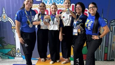 La disciplina de gimnasia rítmica acaparó los máximos honores al conquistar las primeras siete medallas de la entidad zuliana (una de oro, cuatro de plata y dos de bronce) en el gimnasio Ronald Story de Naguanagua, estado Carabobo en el inicio de los Juegos Nacionales Comunales. Judenacom 2026. En esta exitosa cosecha brillaron con luz propia las pequeñas Valery Ruza, en la categoría 7-8 años, y Fernanda Morales, en la división 9-10 años. Ambas atletas, formadas en las canteras municipales, subieron al podio para colgarse la medalla de plata por equipos, demostrando el gran nivel del semillero deportivo de Maracaibo. Fuerza marabina en el agua y la esperanza dorada Por su parte, la natación del estado Zulia destacó fuerte en el Complejo de Piscinas Bolivarianas de Barquisimeto gracias al aporte de ocho nadadores formados en las escuelas de Maracaibo. La delegación ya aseguró su presencia en tres finales y se mantiene a la expectativa de las próximas jornadas eliminatorias. En paralelo, la delegación de Adulto Mayor, integrada por 16 representantes marabinos, desbordó vitalidad y constancia en el gimnasio Gastón Portillo del IND en Caracas, completando una presentación impecable. Estrategia municipal y acción en tableros Este sólido despliegue de las delegaciones municipales es el resultado directo de las políticas de masificación deportiva promovidas por el alcalde Giancarlo Di Martino a través del Instituto Municipal del Deporte y la Recreación (Imdeprec). Con los entrenadores de Imdeprec en las comunidades se garantiza el acompañamiento técnico necesario para lograr que el talento de las parroquias marabinas se consolide hoy como la base competitiva del estado. Mientras tanto, en el estado Aragua, los tableros se mantienen en disputa con las selecciones de ajedrez masculina y femenina, que cuenta con el talento de dos marabinos. Los pensadores regionales afrontan sus rondas quinta y sexta en la modalidad clásica con altas probabilidades de alcanzar el podio este martes, antes de iniciar los torneos de Blitz y Rápido. La segunda avanzada del estado Zulia partió a primera hora de este lunes hacia sus respectivos destinos. Los equipos de atletismo y gimnasia artística se trasladaron a Carabobo, mientras que el conjunto de clase colectiva viajó a Caracas. Todas estas disciplinas iniciarán formalmente sus competencias este martes 27 de octubre.
