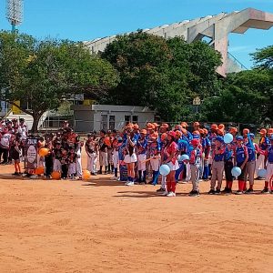 Limenor dio la voz de play ball e inauguró por todo lo alto en Maracaibo