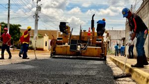Plan "Fiesta del Asfalto" despliegan en el sector El Caujaro de San FranciscoLa Alcaldía Bolivariana de San Francisco mantiene activo el despliegue de la “Fiesta del Asfalto”, informó el alcalde bolivariano Héctor Soto para mejorar las condiciones de las calles y avenidas de las siete parroquias del municipio. Las cuadrillas municipales ejecutan trabajos de asfaltado en la parroquia José Domingo Rus, específicamente en el sector El Caujaro, como parte de las labores que se desarrollan simultáneamente en distintas zonas de San Francisco para atender las necesidades de infraestructura vial. Estas intervenciones buscan recuperar la transitabilidad en las calles de la comunidad, donde residen numerosas familias y funcionan diversos establecimientos comerciales, señala nota de prensa. Además, responden a las solicitudes planteadas por el Poder Popular ante la gestión municipal. El despliegue se desarrolla en articulación con las políticas impulsadas por la presidenta Delcy Rodríguez, y el gobernador del estado Zulia Luis Caldera, con el propósito de avanzar en la recuperación de la vialidad y mejorar la movilidad de los habitantes. El alcalde Héctor Soto destacó la importancia de mantener estos trabajos en las comunidades para ofrecer respuestas concretas a sus necesidades y garantizar mejores condiciones de circulación en las calles y avenidas del municipio. Con la “Fiesta del Asfalto”, el Gobierno municipal continúa ejecutando acciones para fortalecer la infraestructura vial y favorecer la movilidad de las familias, comerciantes y conductores que transitan diariamente por San Francisco.