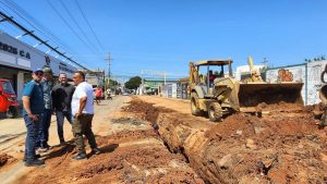 La Alcaldía de Maracaibo actualmente ejecuta la restauración de la plaza La Cruz en el sector Santa Maria de la parroquia Chiquinquirá, la información la suministra el alcalde Giancarlo Di Martino, quien destaca que se viene ejecutando mejora de los espacios públicos en la ciudad ​DESDE: VENIMOS TRABAJANDO EN MARACAIBO... HASTA:...EN 15 DÍAS LA PLAZA ESTARÁ LISTA Agregó el alcalde Di Martino que la plaza tendrá caminerías, juegos para la recreación de los niños, bancas y áreas verdes renovadas, destacó que se viene trabajando en cada una de las parroquias de la ciudad para mejorar las diferentes plazas, reportó Pedro Pérez.